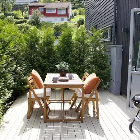 Moderne Hus - Sentralt, Rolig Med Gratis Parkering *