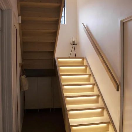 Moderne Hus - Sentralt, Rolig Med Gratis Parkering アパート